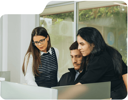 Equipo de colaboración trabajando juntos